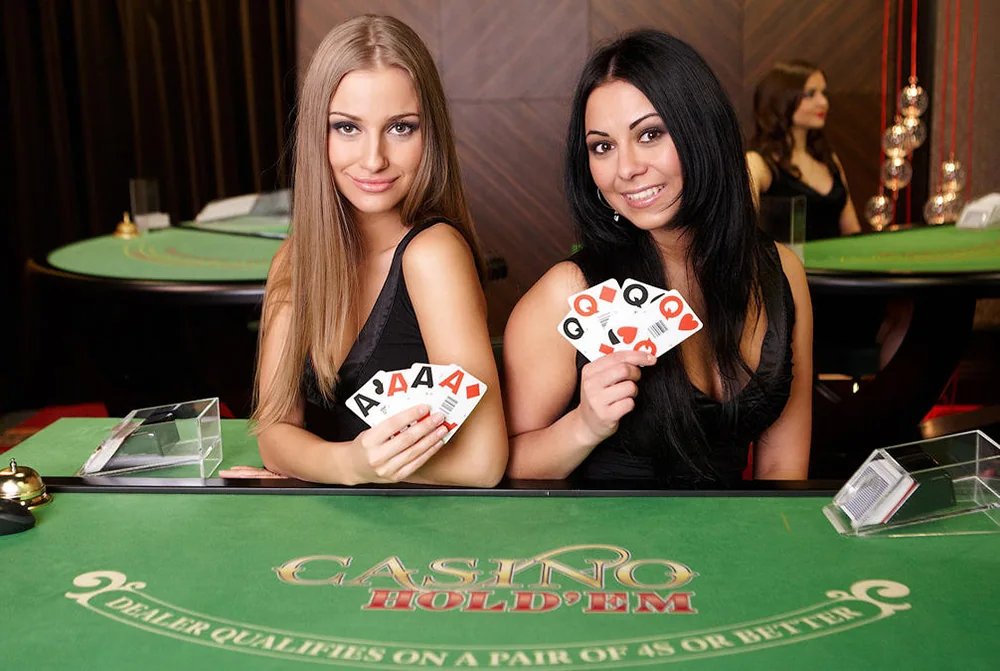 Dealer memandu permainan kartu pada meja kasino live
